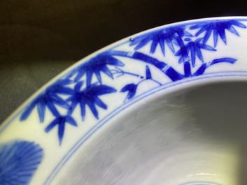 Een Chinese blauw-witte 'Drie vrienden van de winter' kom, Kangxi merk en periode